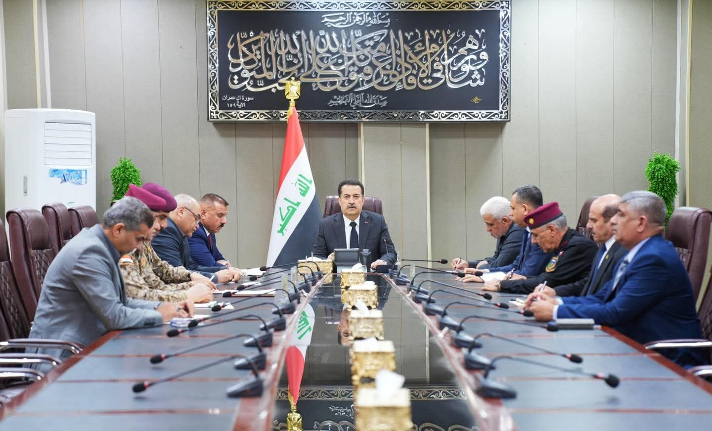 عقد الإطار التنسيقي اجتماعاً طارئاً في القصر الحكومي اليوم السبت، استضاف خلاله رئيس هيئة الحشد الشعبي ورئيس أركان الهيئة، بحضور رئيس مجلس الوزراء القائد العام للقوات المسلحة، وذلك لتقييم الأوضاع الأمنية في ضوء التطورات الأخيرة.