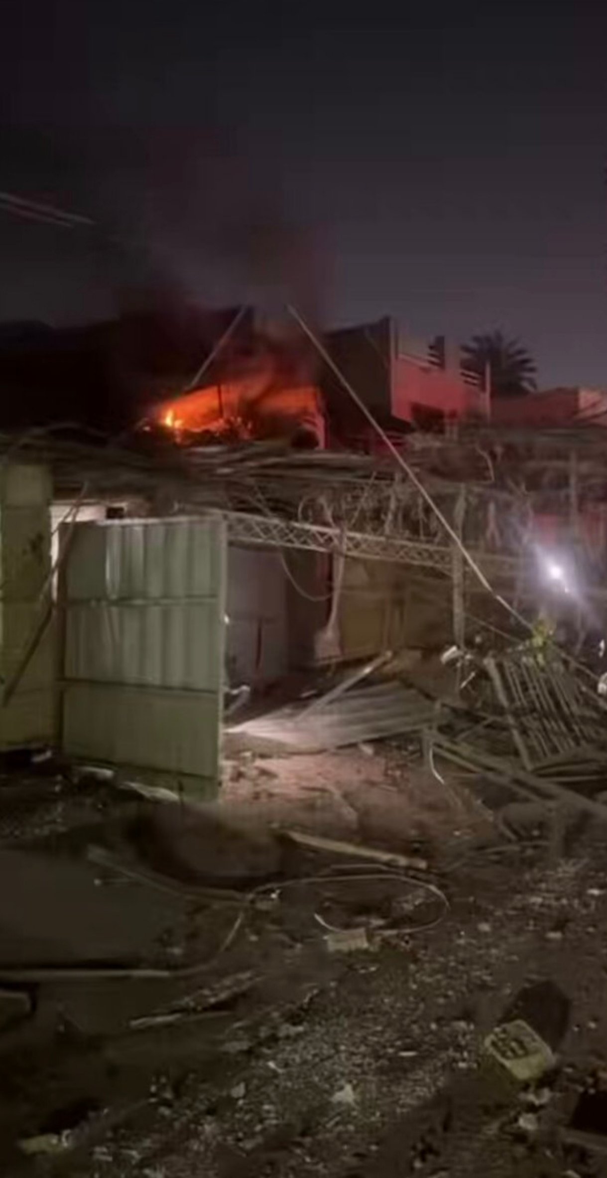 مصدر أمني التحقيقات مستمرة لمعرفة هوية الشخصية المستهدفة بقصف منزل داخل المربع الذهبي في منطقة الجادرية بالعاصمة بغداد وفرق الدفاع المدني تحاول إخماد النيران وانتشال الضحايا من داخل المنزل.