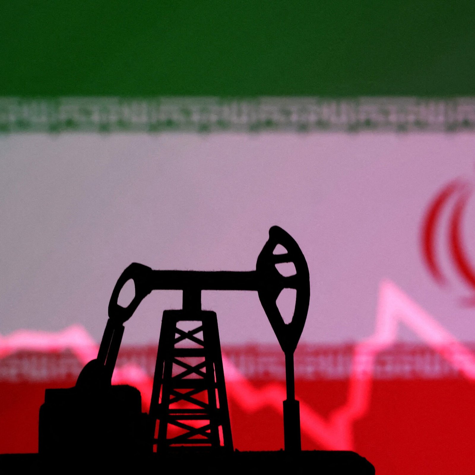 بلومبرغ إيران بدأت بالفعل في خفض  إنتاج النفط