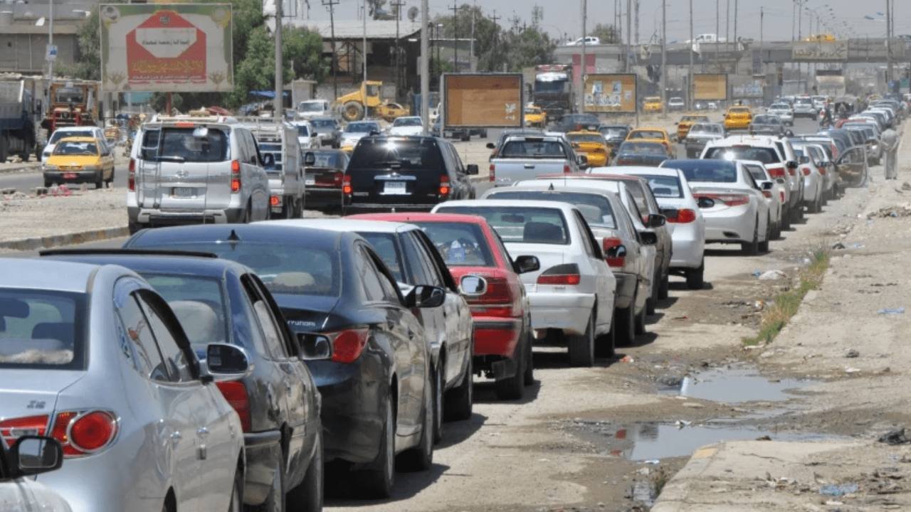 بعد نفيها المتكرر بعدم وجود أزمة بنزين. وزارة النفط تعلن أن أزمة البنزين ستنتهي الأسبوع المقبل، وتنهي تكليف المتحدث الرسمي باسم الوزارة صاحب بزون" وتكلف سليم فرهود بدلاً عنه.